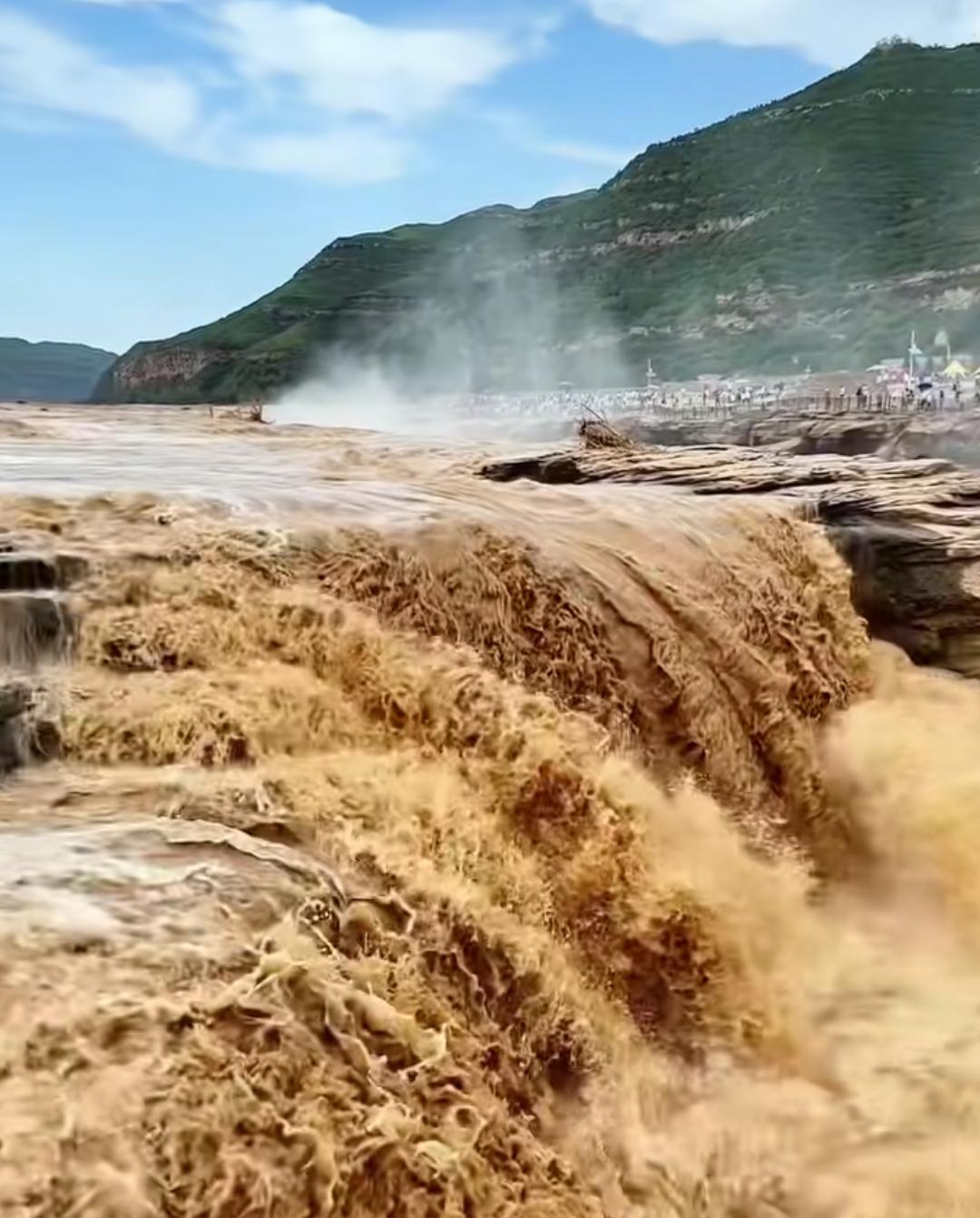 黄河壶口瀑布事件越闹越大了。
本来就是游客的一句大实话，吐槽一下，却不料引发了一