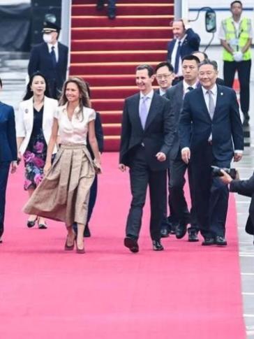 赞了！
在叙利亚遭受西方国家武装侵略，国家满目疮痍之际，近期叙利亚国家领导人携夫