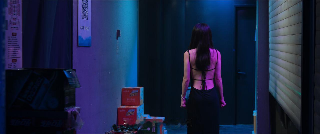 离大谱！
蔡文静演的刑警，穿成这样！
这个大露背有种凌乱的美，而且看起来好像还是