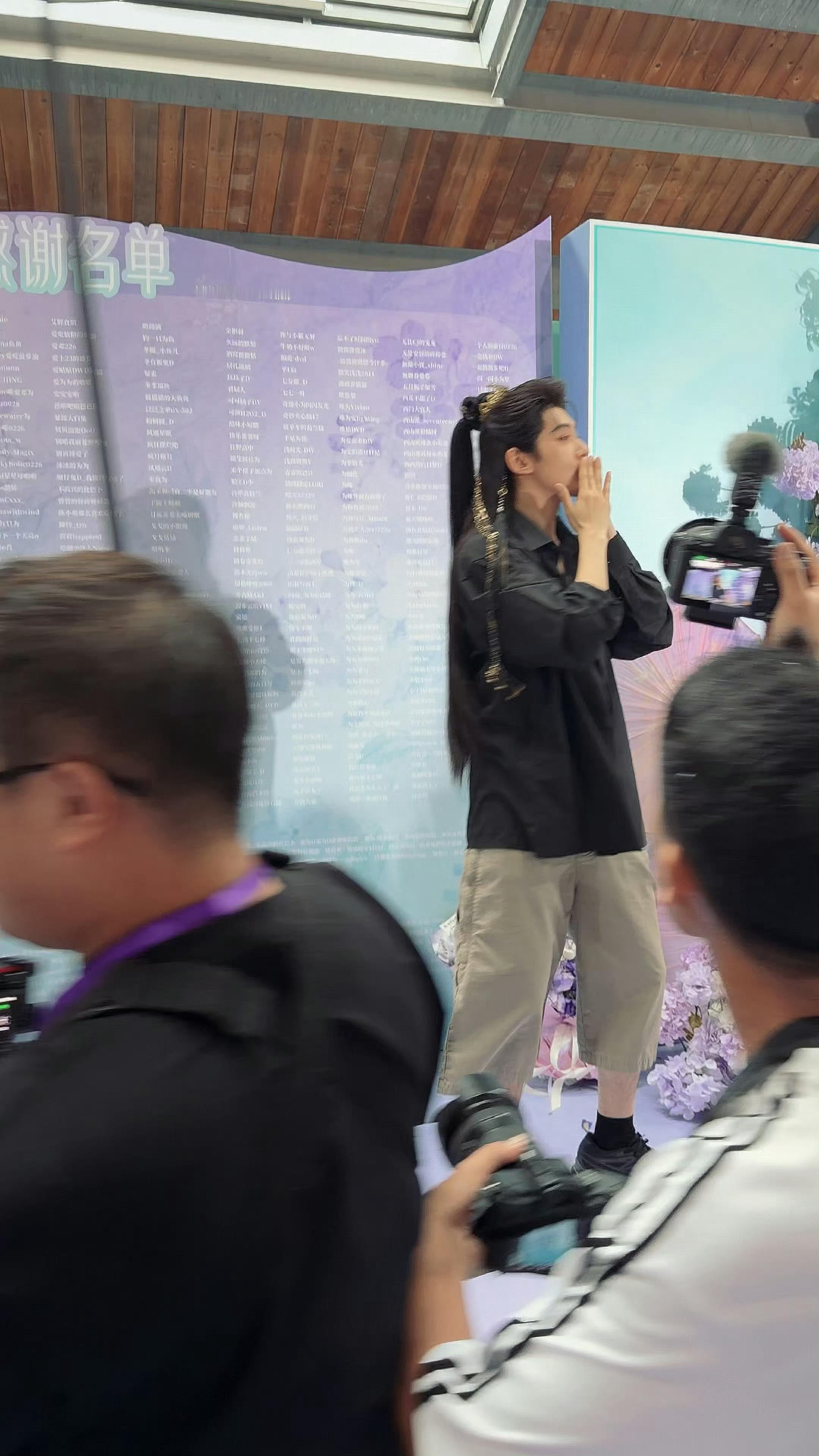 邓为百妖谱•邓为司狂澜′.隔着屏幕收集你眼里的星辰，竟也照亮了自己前行的夜空′?