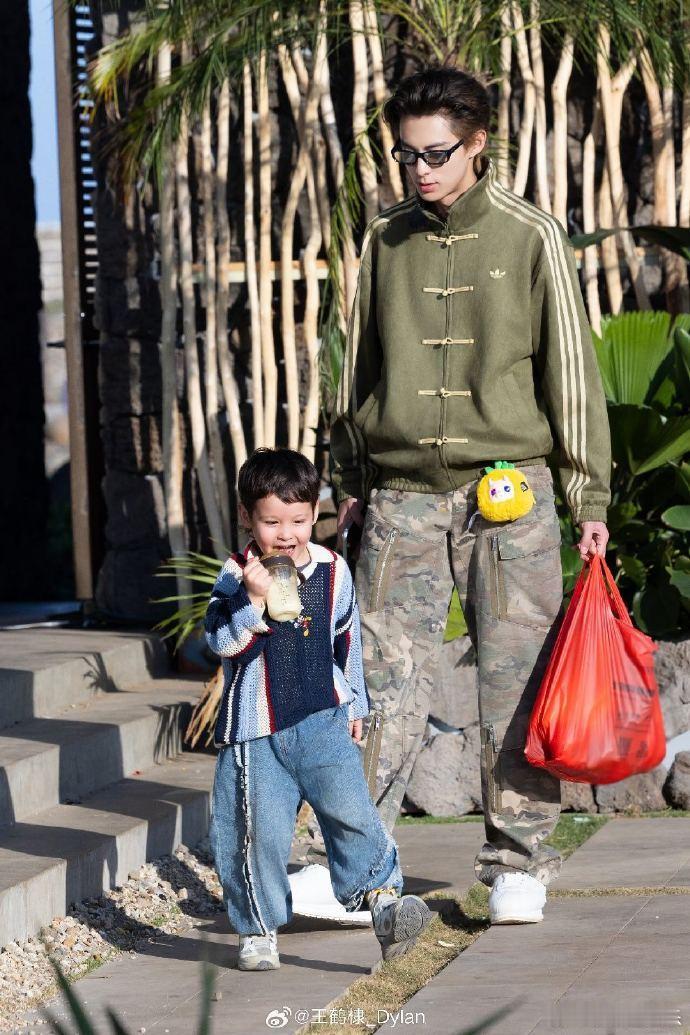 王鹤棣沈月一起带娃菜寺场 CP 提前体验婚后带娃日常，这种梦幻联动，老粉看了真的