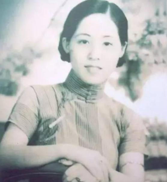 1949年，宋时轮受邀参加宴会，目光被一位身材较好的女子吸引。仔细一看，宋时轮顿