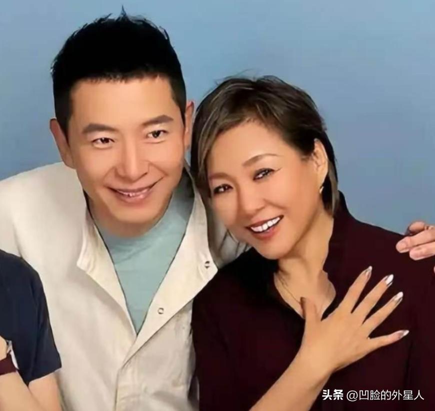 今年过年李静一个人飞去了泰国清迈陪戴军过年，俩人牵着手在街头漫步，李静穿着玫红色