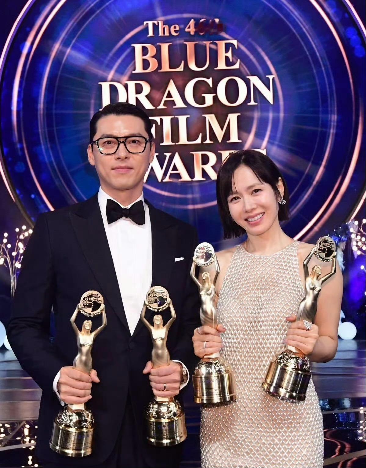 最浪漫的事莫过于此了吧？夫妻双双把奖拿！