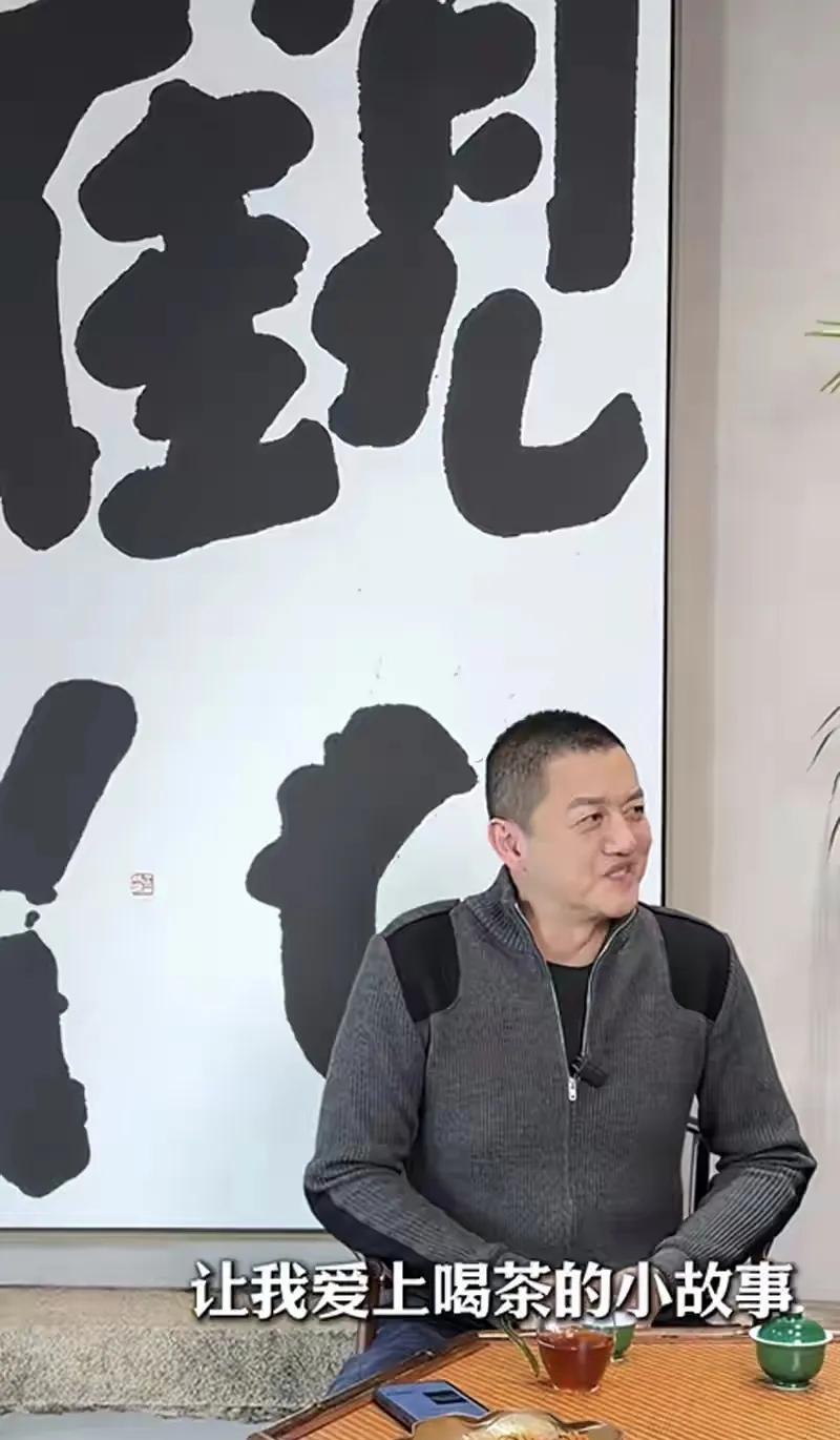 看到李亚鹏让前妻海哈金喜带着女儿，免费住在自己云南的客栈里。
第一反应肯定是愤怒