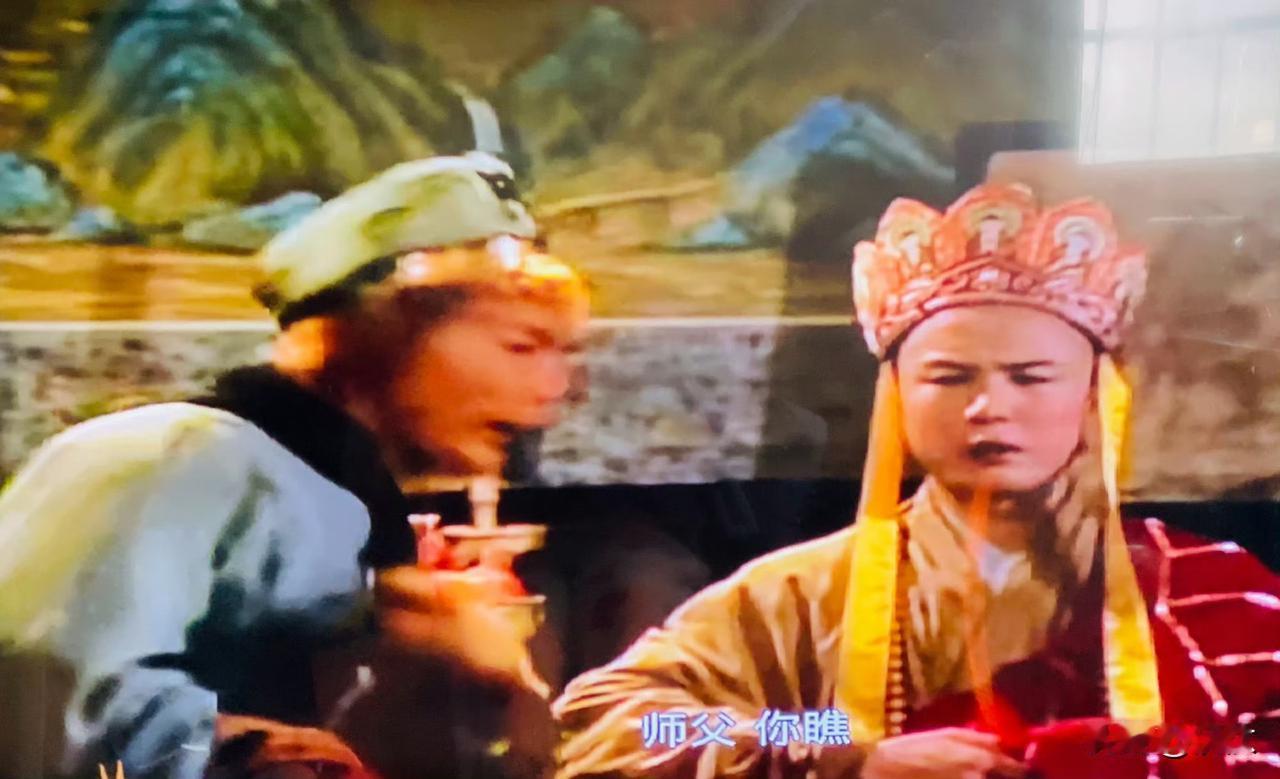 西游记里撞天婚那个庄园，唐僧师徒四人起坐的地方，背景挂了一幅《千里江山图》[大笑