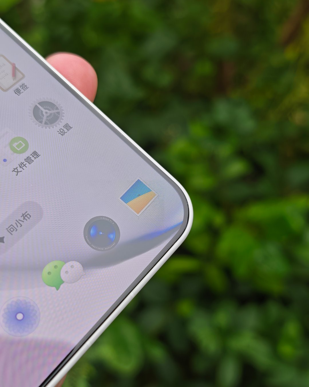 贴了一张膜，触感还行，覆盖也算比较全，黑边也不遮挡。但是边缘没有弧度，还是难受必