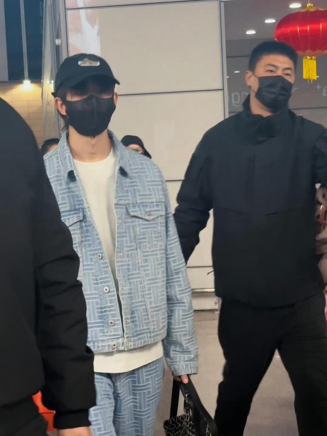田嘉瑞出发巴黎时装周路透浅色牛仔套，清爽男大🈶 