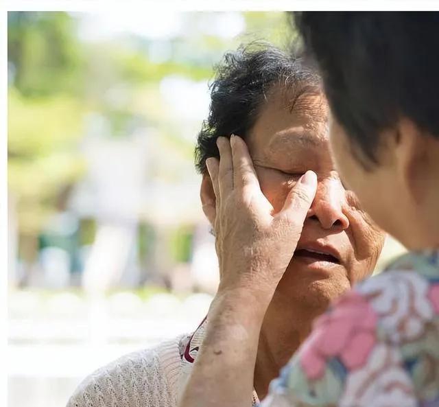 15年前奶奶赶走我妈，让爸娶富婆后妈，结果把奶奶气死了
有人常说，“没有父母的祝