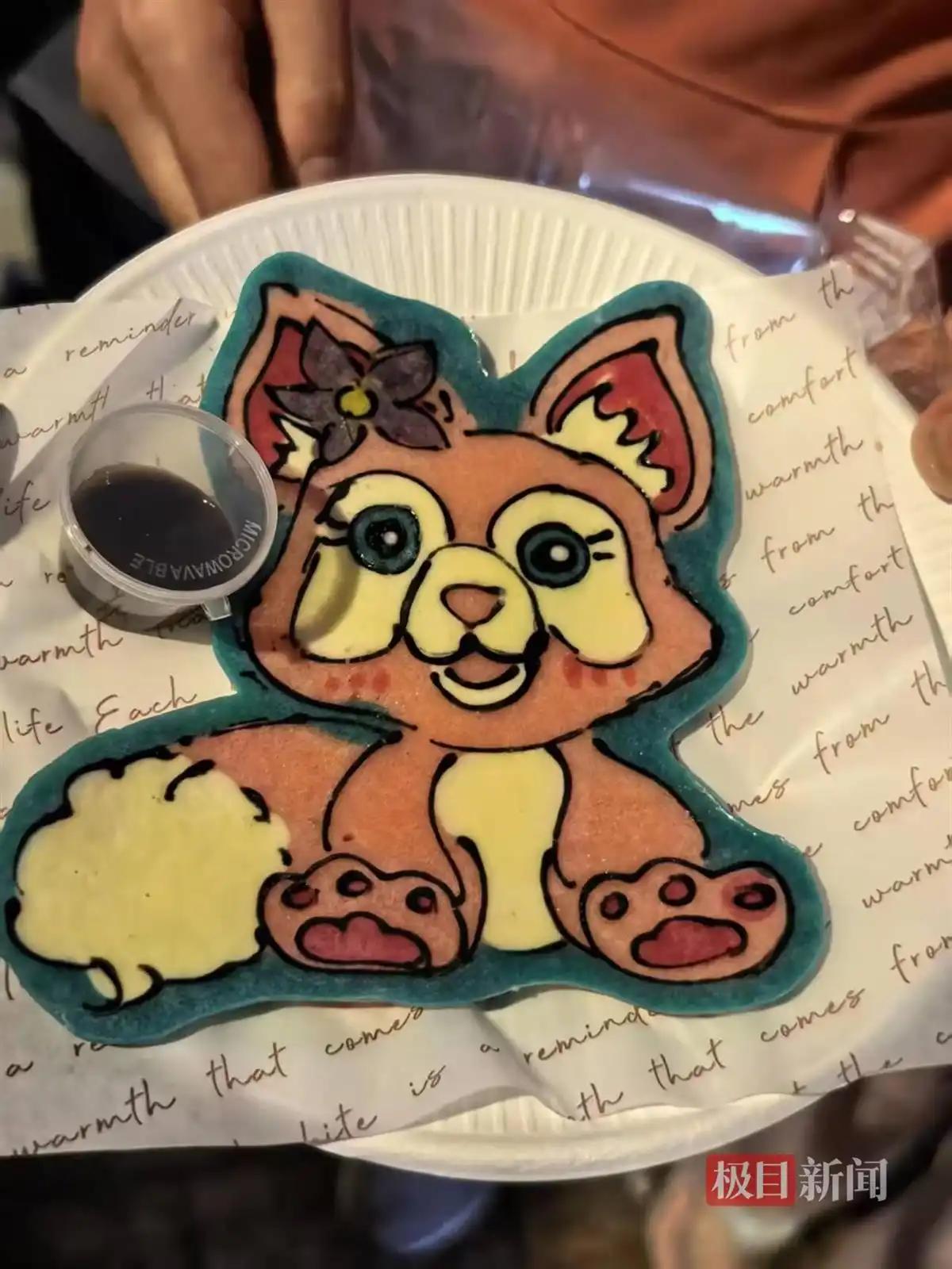 成都女子艺术卡通煎饼摊走红：顾客排队5小时，花65元买到一个煎饼舍不得吃。摊主美