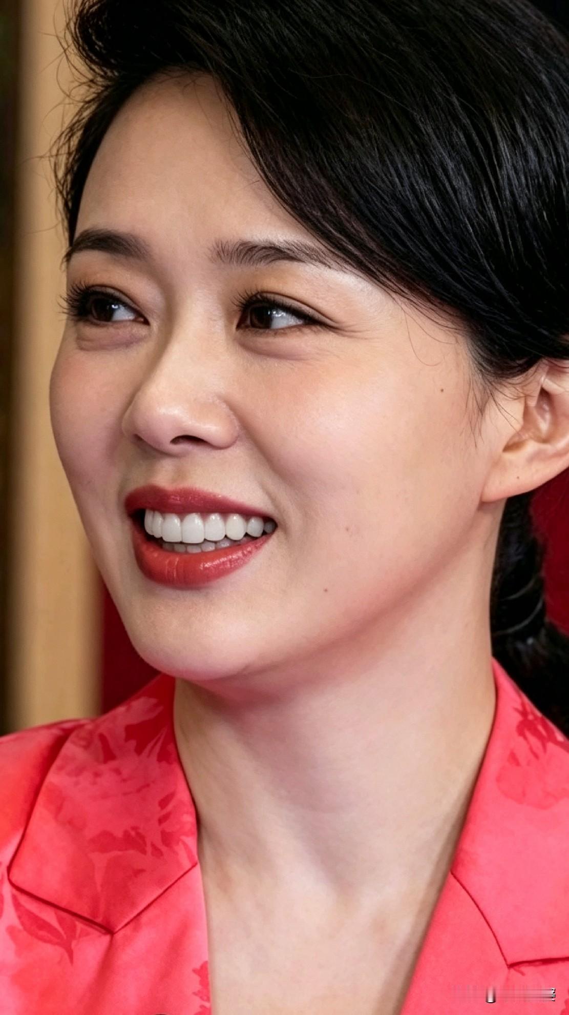 48岁的颜丹晨近距离实拍，没有过度医美感，自带成熟女性的温婉气场，岁月沉淀出来的