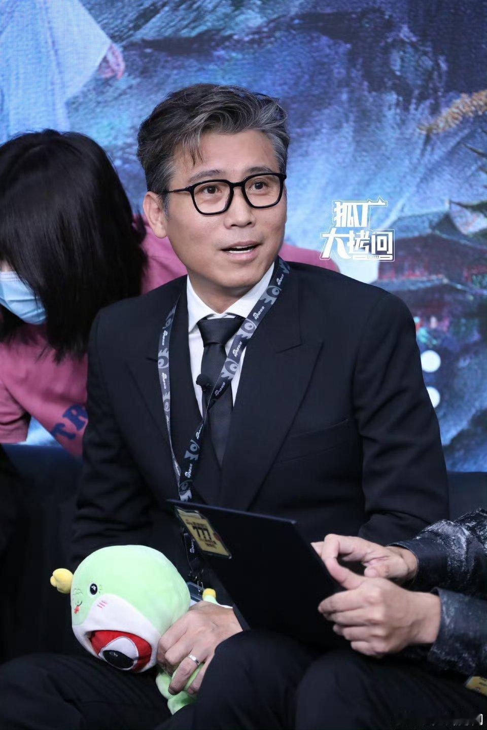 李乃文昨天下楼今天扫楼 没有想到李乃文老师不仅仅演技非常的好，原来在扫楼的时候也