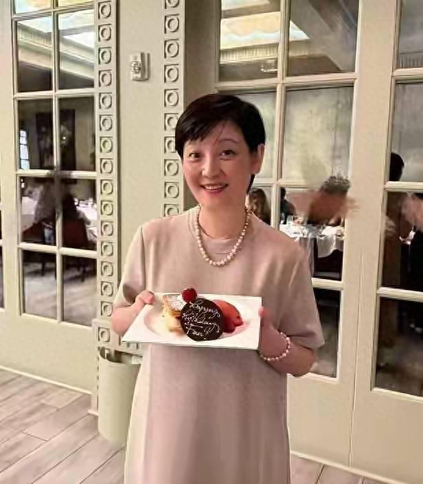 徐帆婚姻状况与人生经历总结
 
1. 徐帆与冯小刚的婚姻起点：冯小刚在与前妻张娣