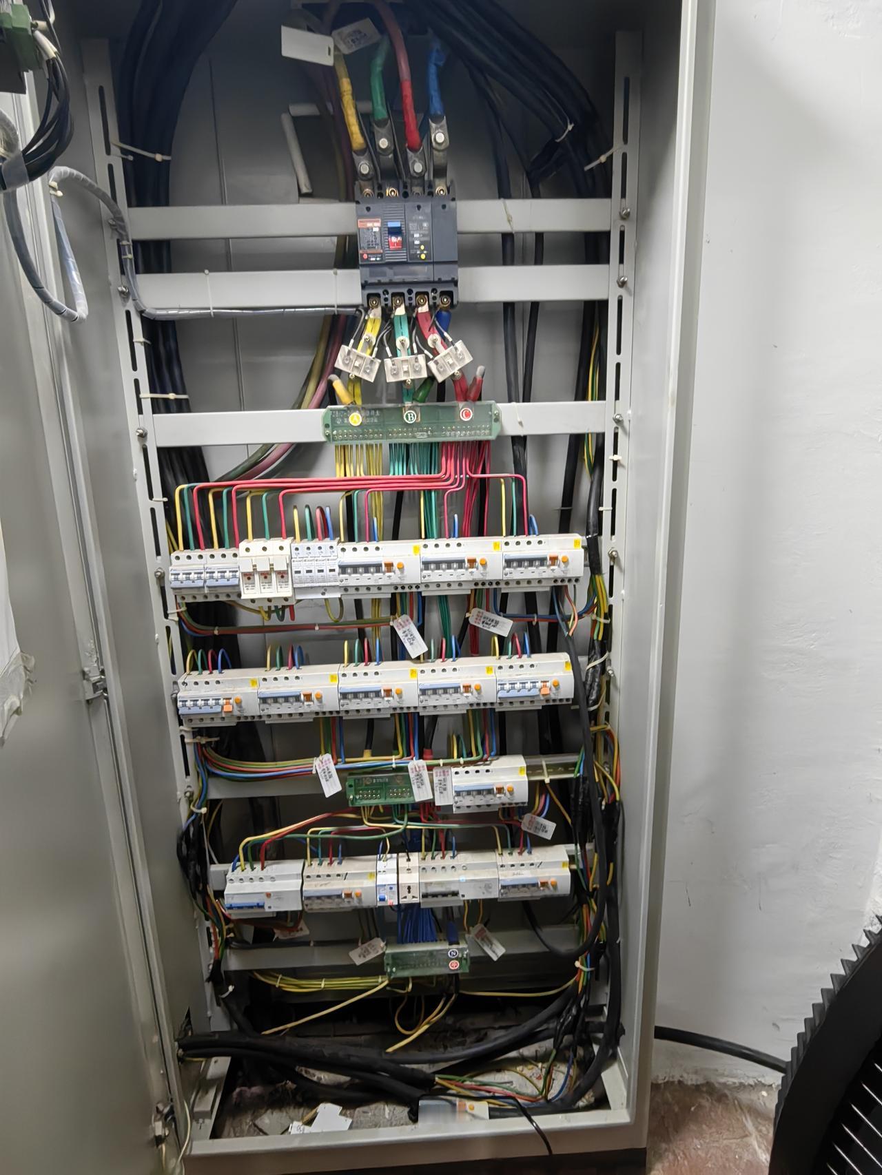 为什么传统的电气火灾报警器没什么作用，或者说作用有限？ 以这个配电箱为例，电气火