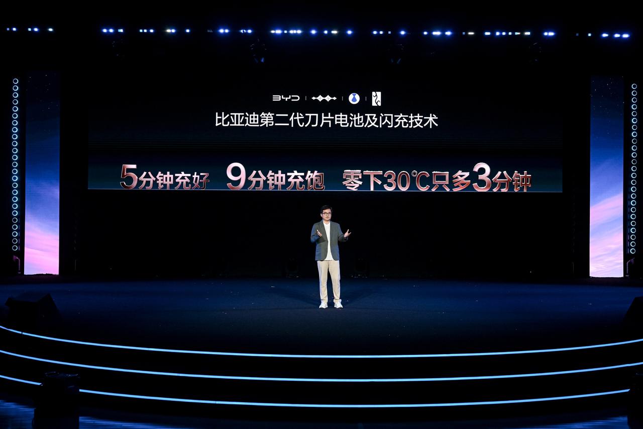 5分钟充好，9分钟充饱？比亚迪这场"闪充革命"有点猛

电动车充电慢、冬天充不进