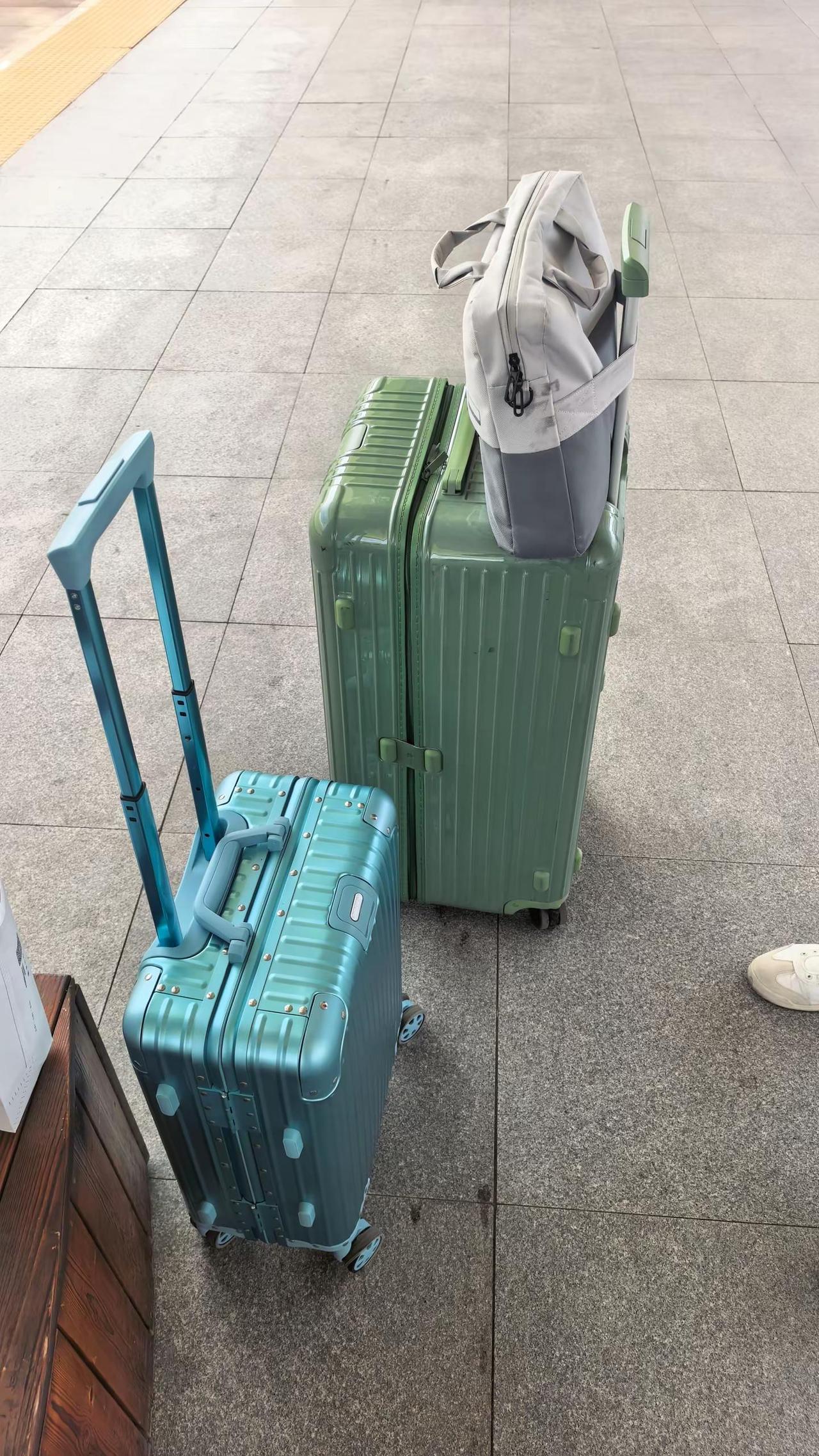 世界不会为但胆怯者让路 但是会为勇敢者洗牌 回家的风都是甜的@江停