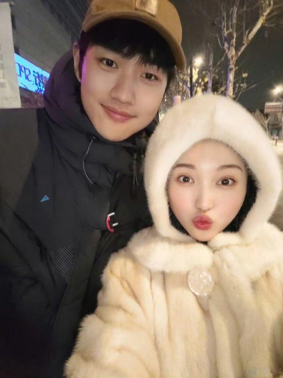 金莎晒和孙丞潇合影  金莎晒照和儿子级男友合影，称要到东北过元宵吃烤串。合影中的