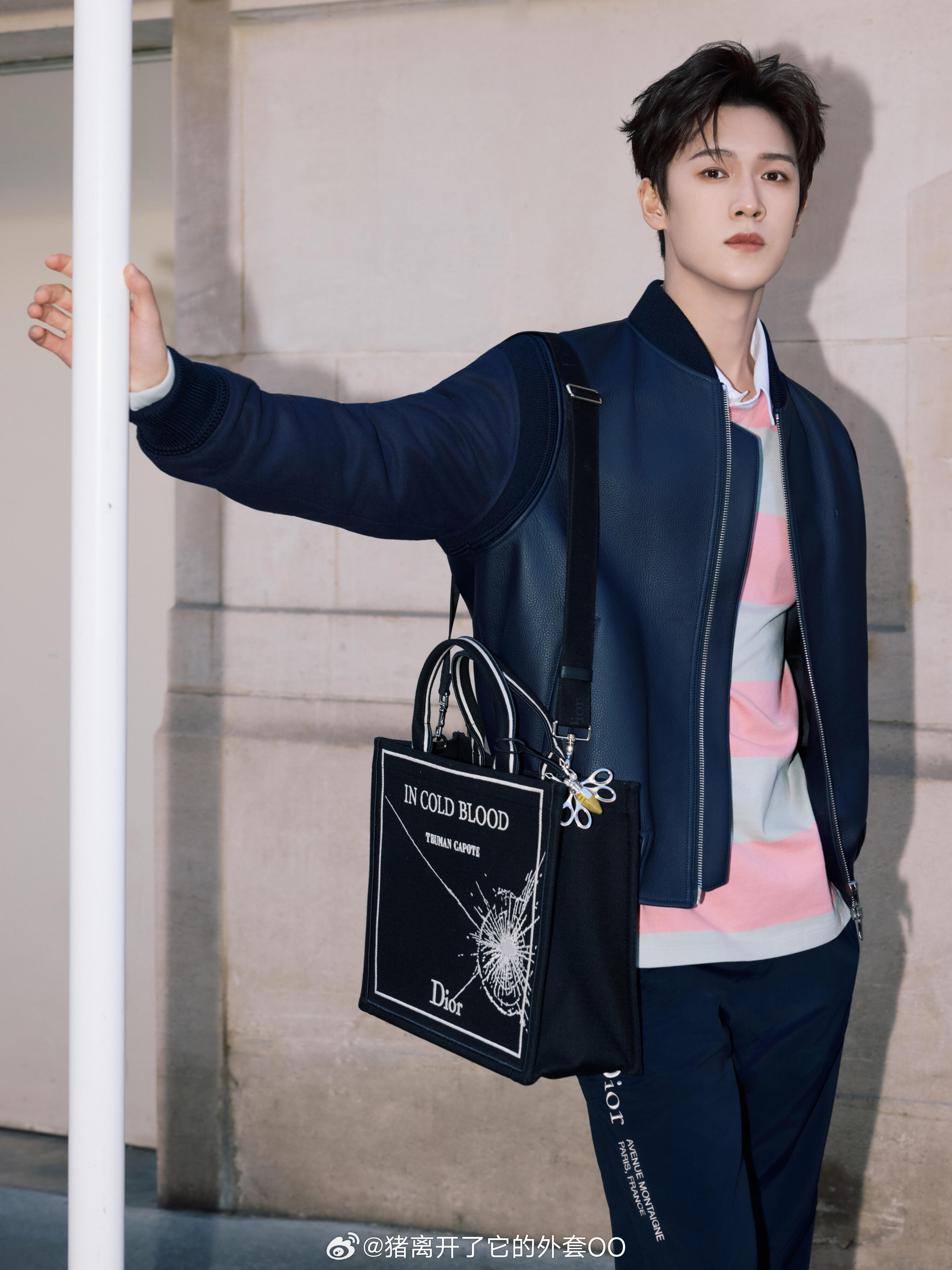 李昀锐迪奥巴黎外拍新图，矜贵俊逸翩翩公子！！