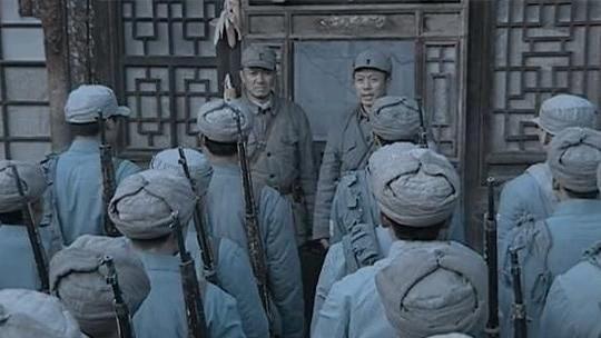1944年，陕甘宁边区后勤部堆满了灰布军装，整整3万套，但这些衣服一件都发不出去