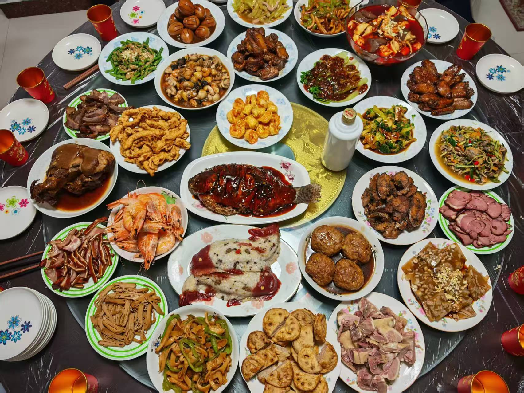 春节摄影大赛过年就得团团圆圆，一桌子美食喜迎新年，祝大家马年大吉。马上有钱，阖家