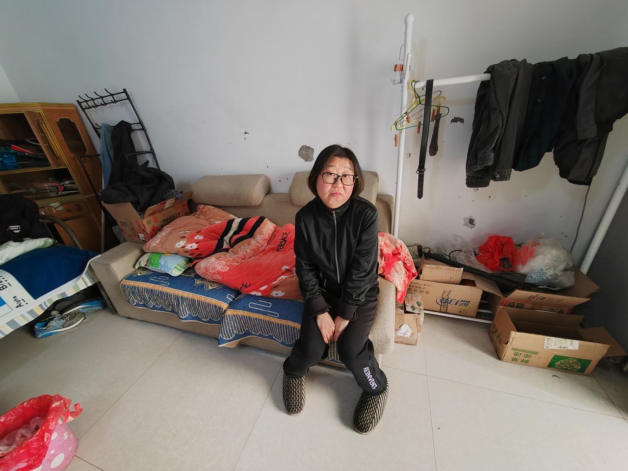 女朋友来我家了，我把我的床让给我女朋友住，我就住沙发，第二天我在沙发上住着不舒服