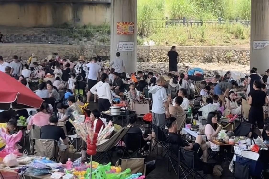 暑期福州气温节节攀升，一处藏在闽侯白沙洋中大桥下的免费玩水点彻底刷屏社交平台，不