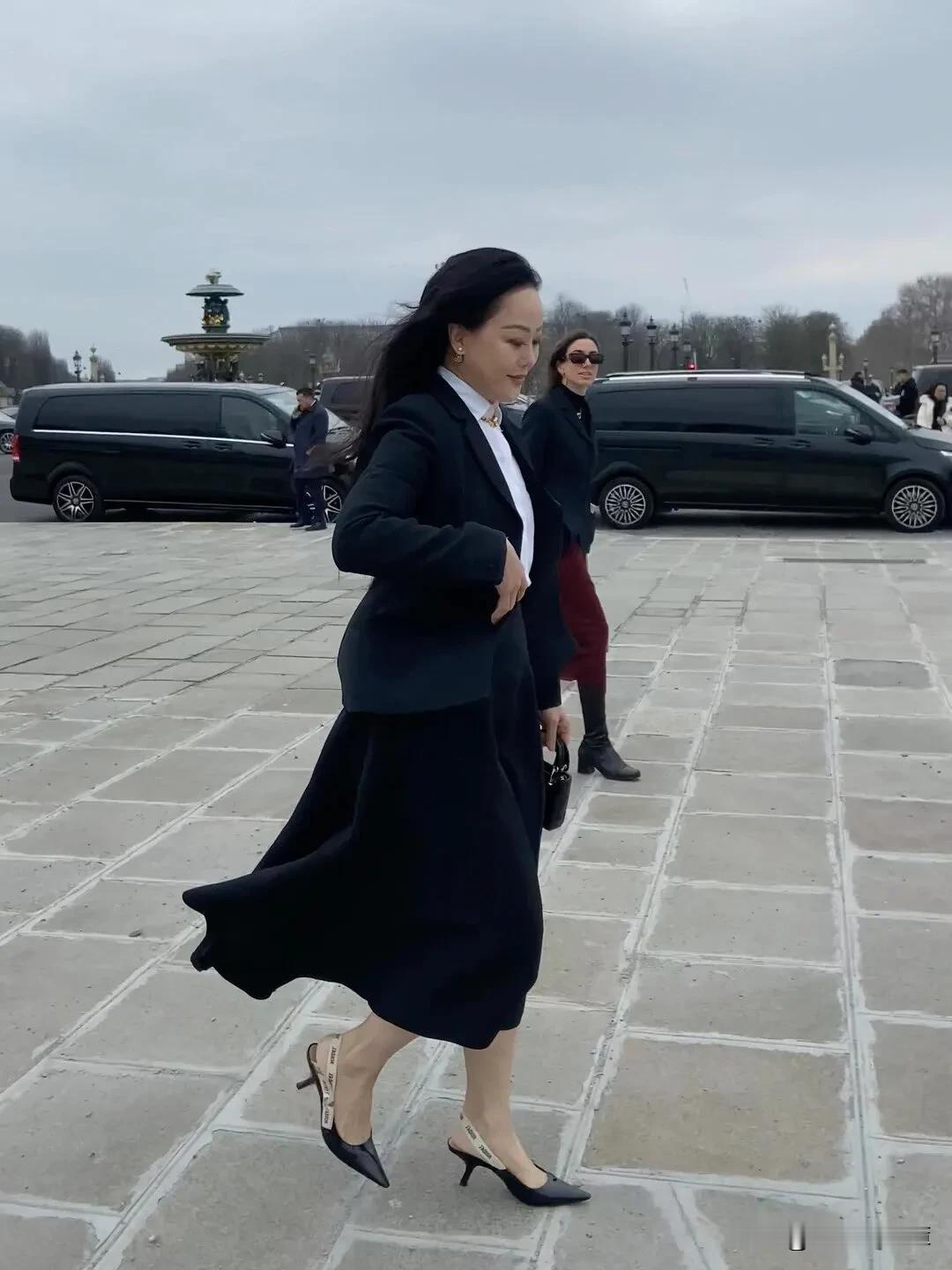 60岁章小蕙在法国被偶遇，肉肉的，丰腴，很贵气～不知道为什么总不能带入她是明星，