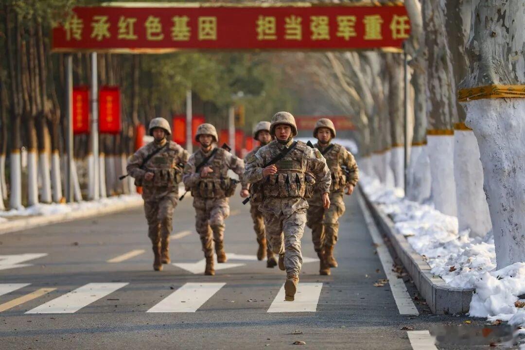 铸剑中原早安军营原原说早晚安 枕戈待旦磨利刃争先夺旗当尖兵逐梦军营崭露头角直面挫