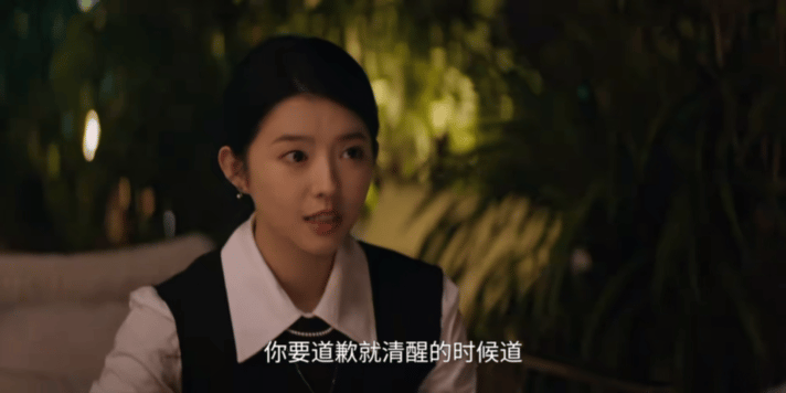 何蓝逗几个菜呀喝成这样 这也太萌了吧！在即刻上场 中饰演的郭小雨在聚餐喝酒后，面