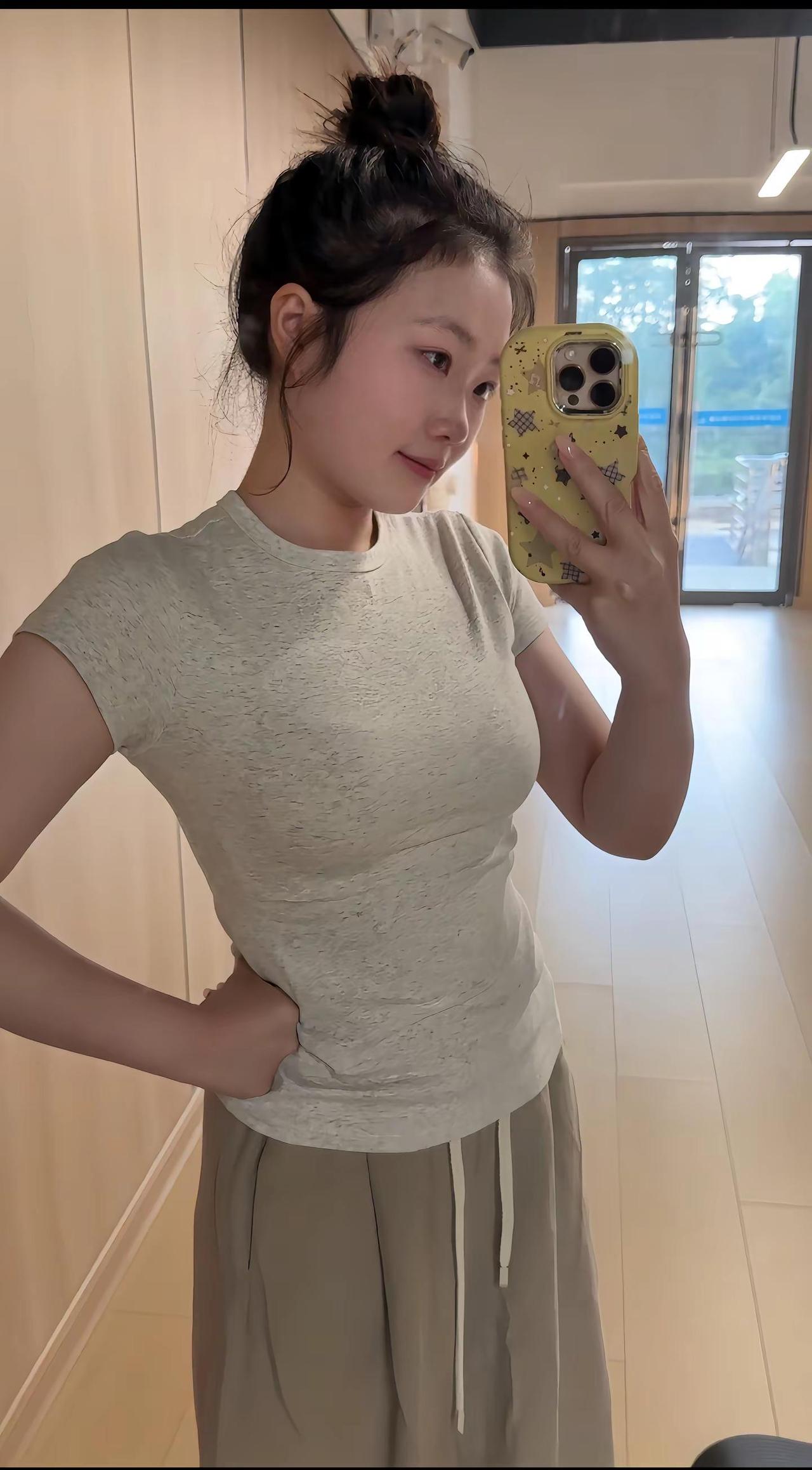 151/95。答应小宝的图来了🥰，这个就是日常系的显瘦修身t恤 休闲薄款裤子