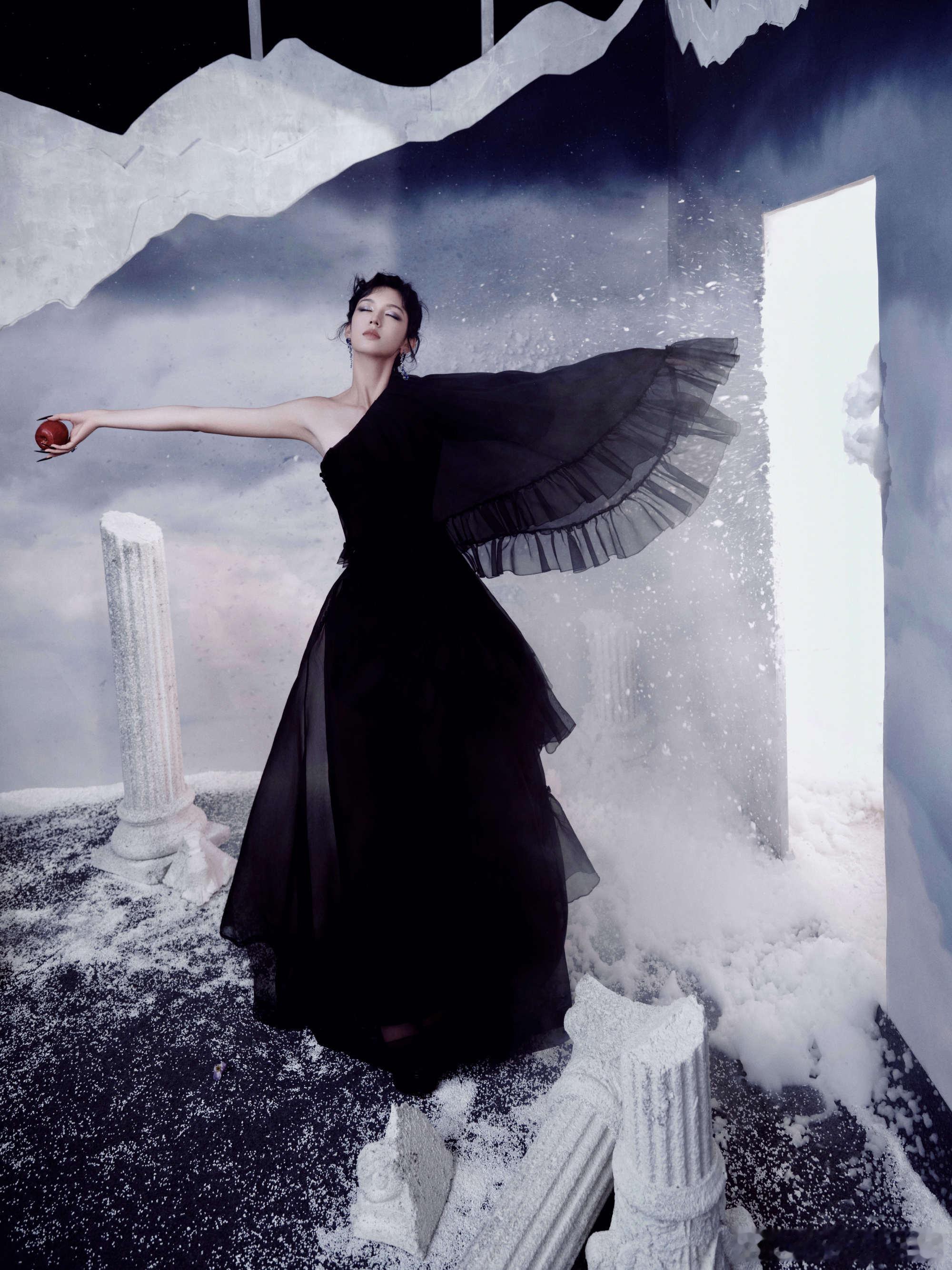周也今天的造型Viktor & Rolf 2025秋冬高定，暗黑系魔女造型，皇后