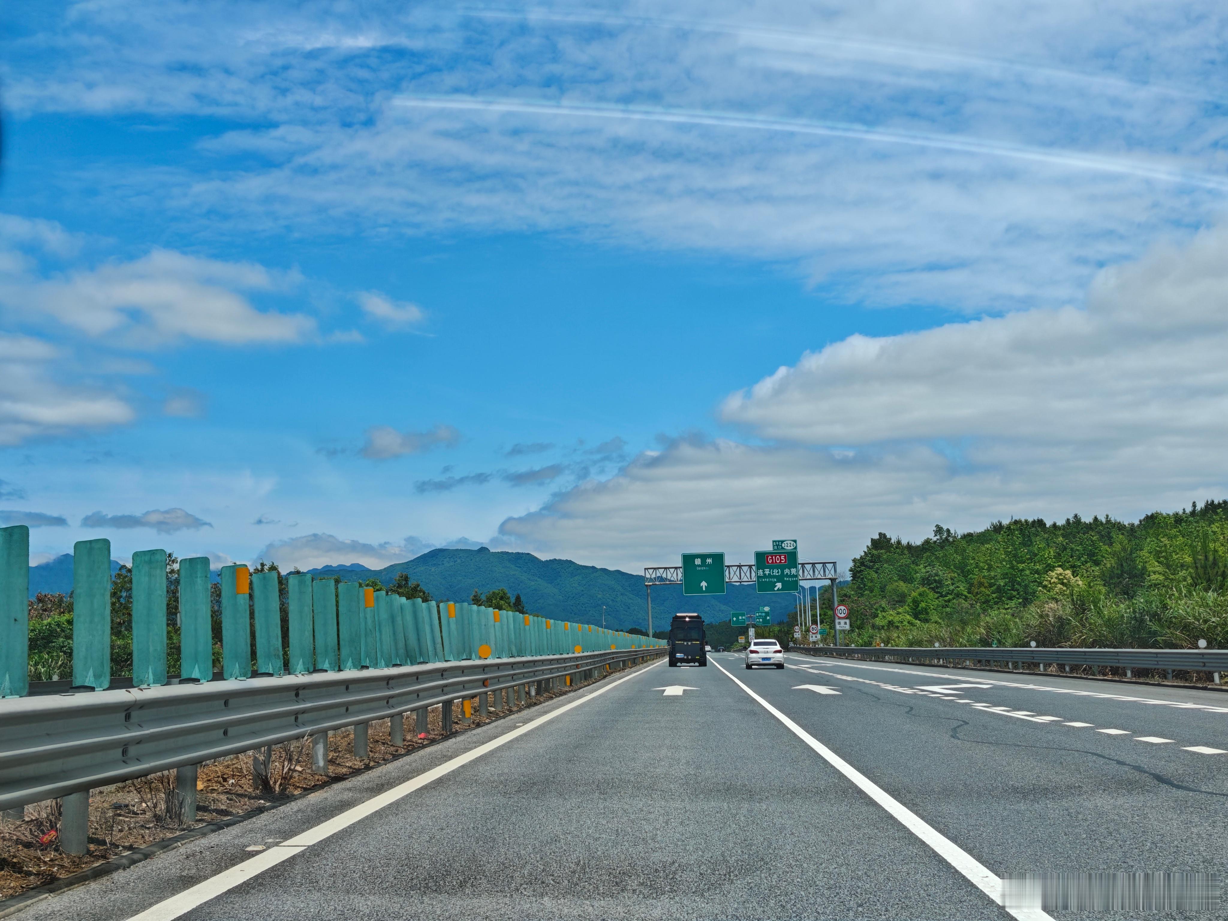 路上的天气越来越好了！ 