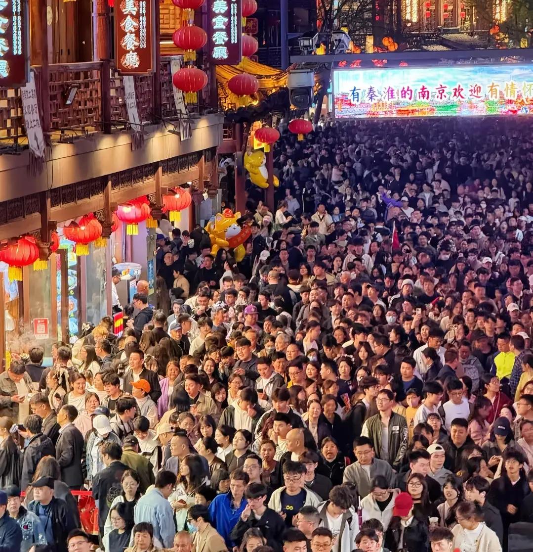 五一出行，你在旅游，还是在排队？
每年五一，同一件事重演。
高铁票秒没，景区限流