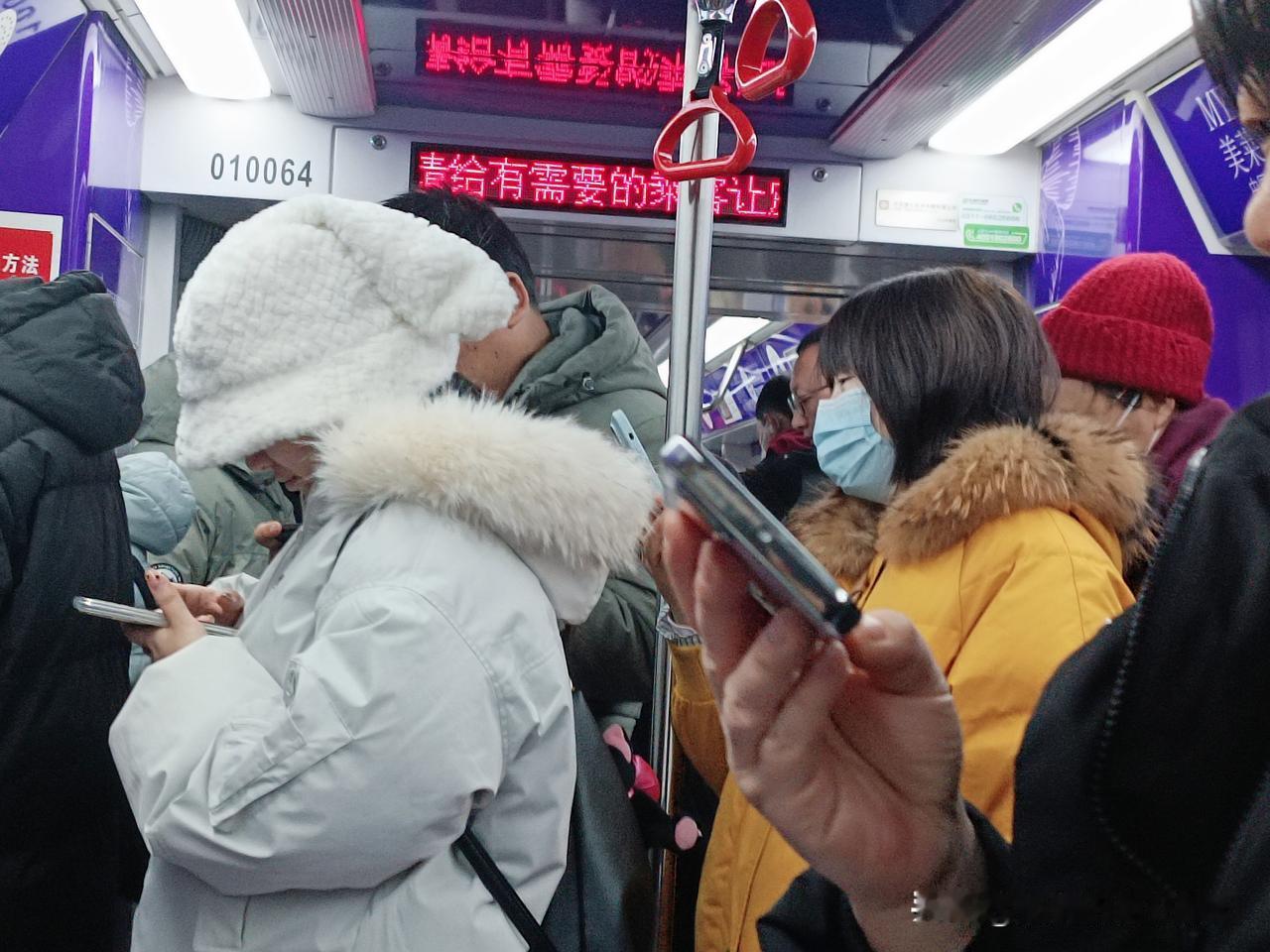 早上八点，闸机口被行色匆匆的上班族挤得水泄不通。一个女孩在前边刷脸，另一个女孩在