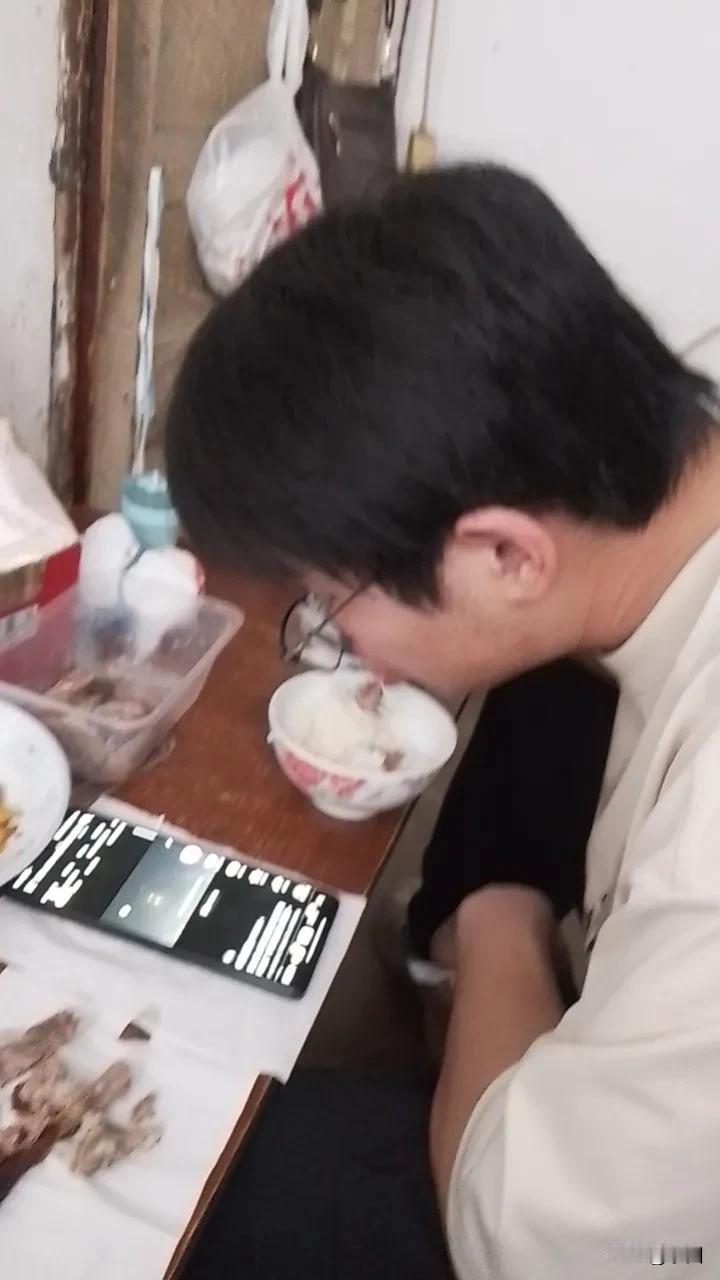 侄媳妇带着侄孙到我家作客，聊天时躲不开侄孙的中考，说她送侄孙第一天上考场的惊险。