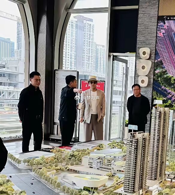 43岁袁弘现身武汉一处楼盘看房，身边好几位高层招待他，排场非常大！他的穿衣打扮时
