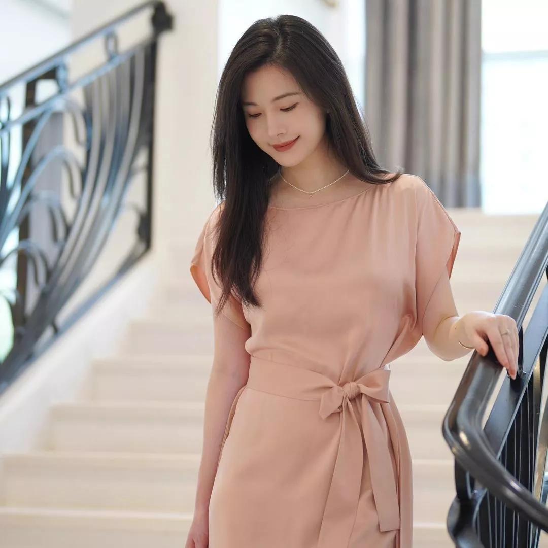温柔优雅的粉色连衣裙，优雅地走在楼梯间。温柔粉色裙 粉色气质连衣裙 嫩粉色连衣裙