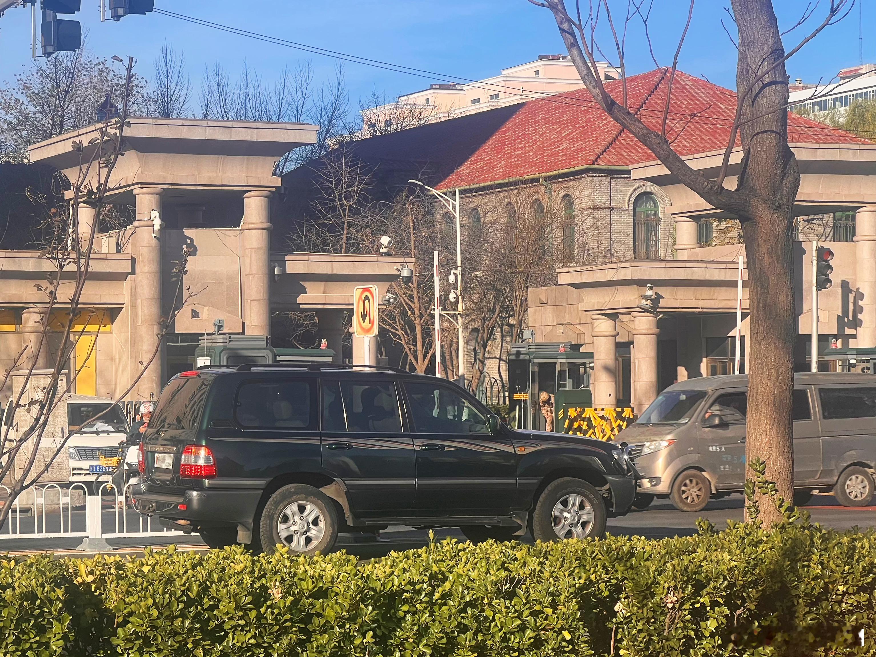 岁数不小、但被养护得没多少岁月痕迹的陆地巡洋舰100和陆地巡洋舰-霸道120。 