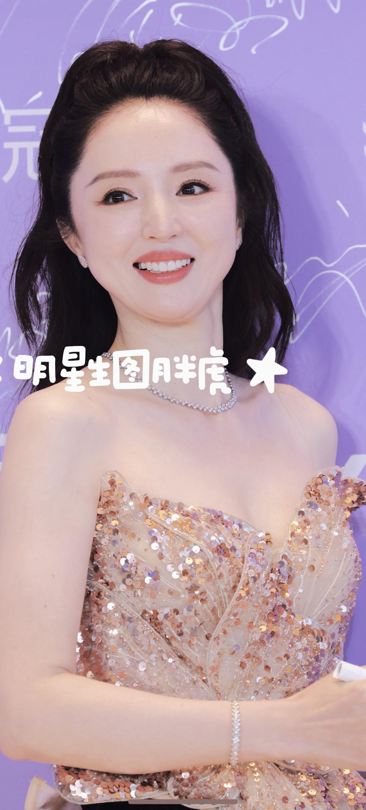 女星谁最耀眼董璇尖叫之夜红毯绝美！璇姐这状态，哪像生过孩子的呀！羡慕小酒窝有这么