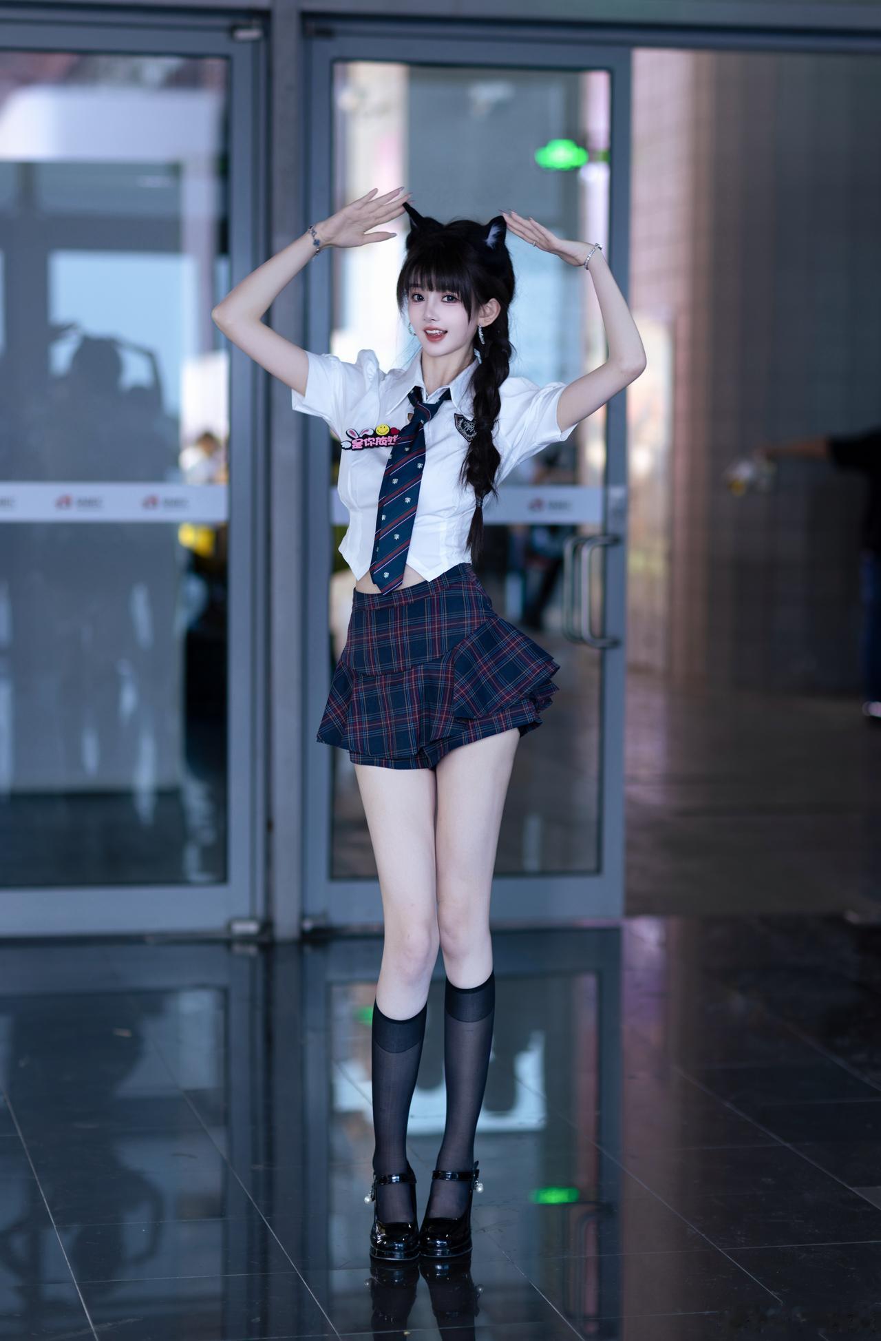 车模依然画报，JK制服美少女！