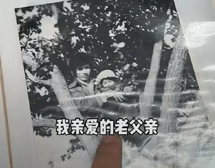 二岗翻出老相册，镜头里妈妈指着一张泛白的合影说这就是你爸走前最后一张。
我盯着屏