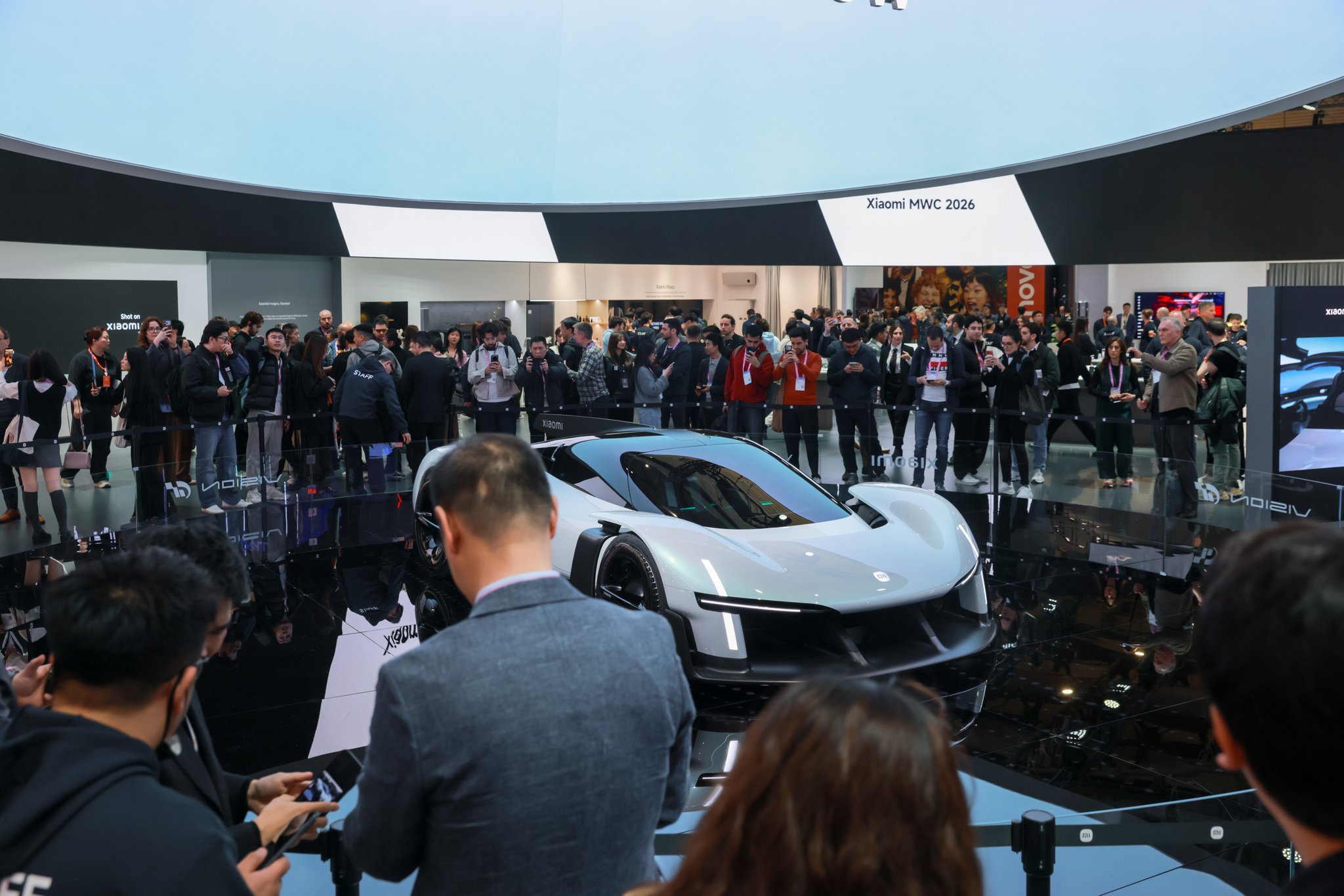看了一下外媒在MWC现场拍的小米Vision GT真车，这气场真强啊，低趴宽体、