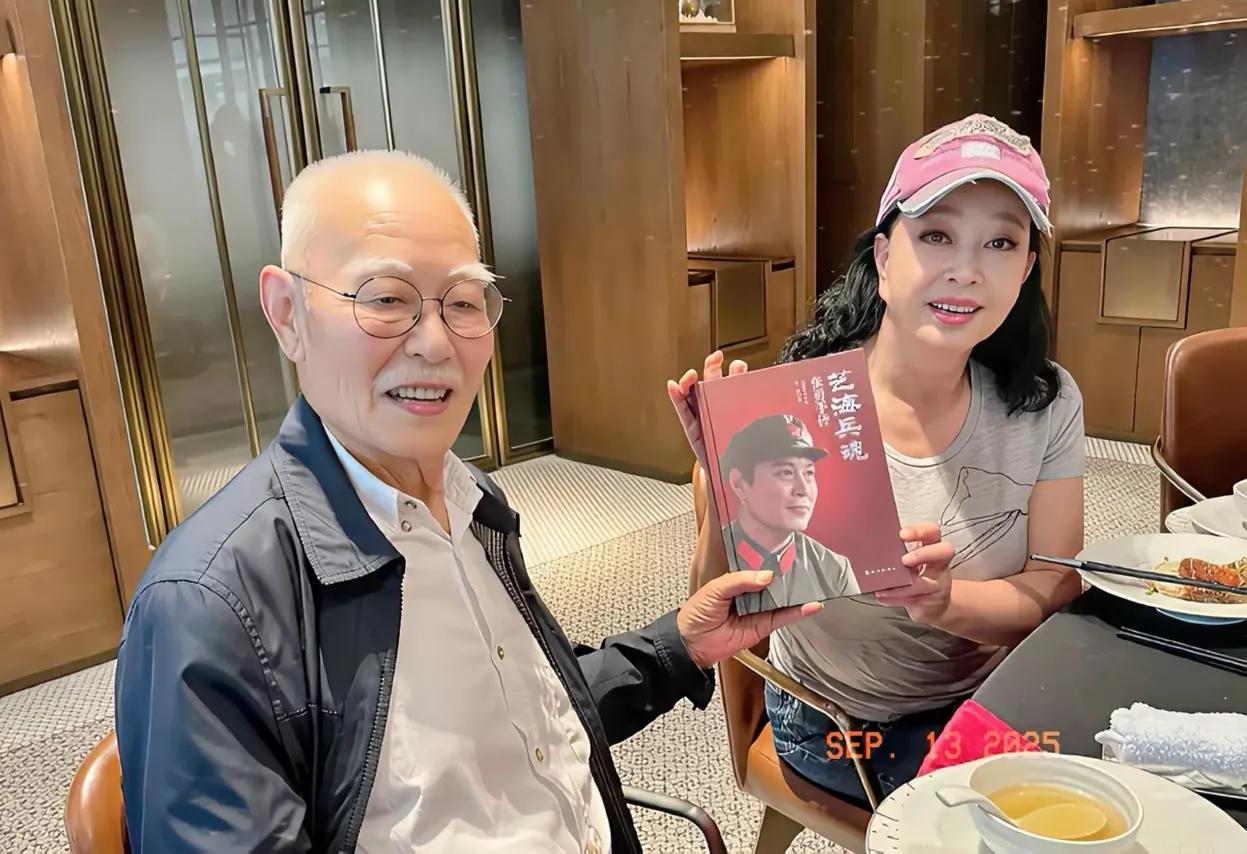 这是张勇手老师和刘晓庆老师在温馨的客厅里，手捧着《艺德兵魂》新书，笑容满面。张勇