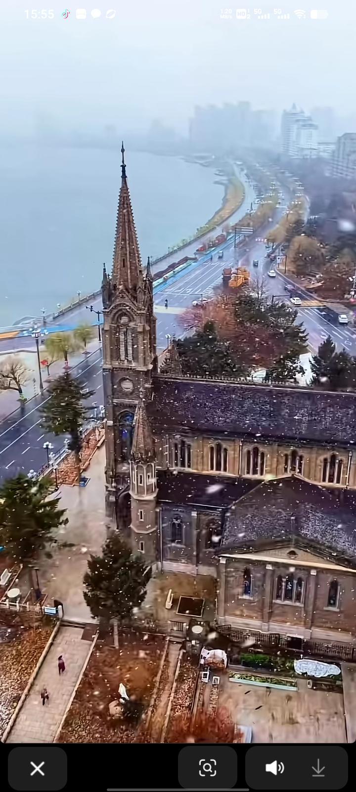 上联：浅浅深深河中水，有请下联下联：来来往往岸边人。