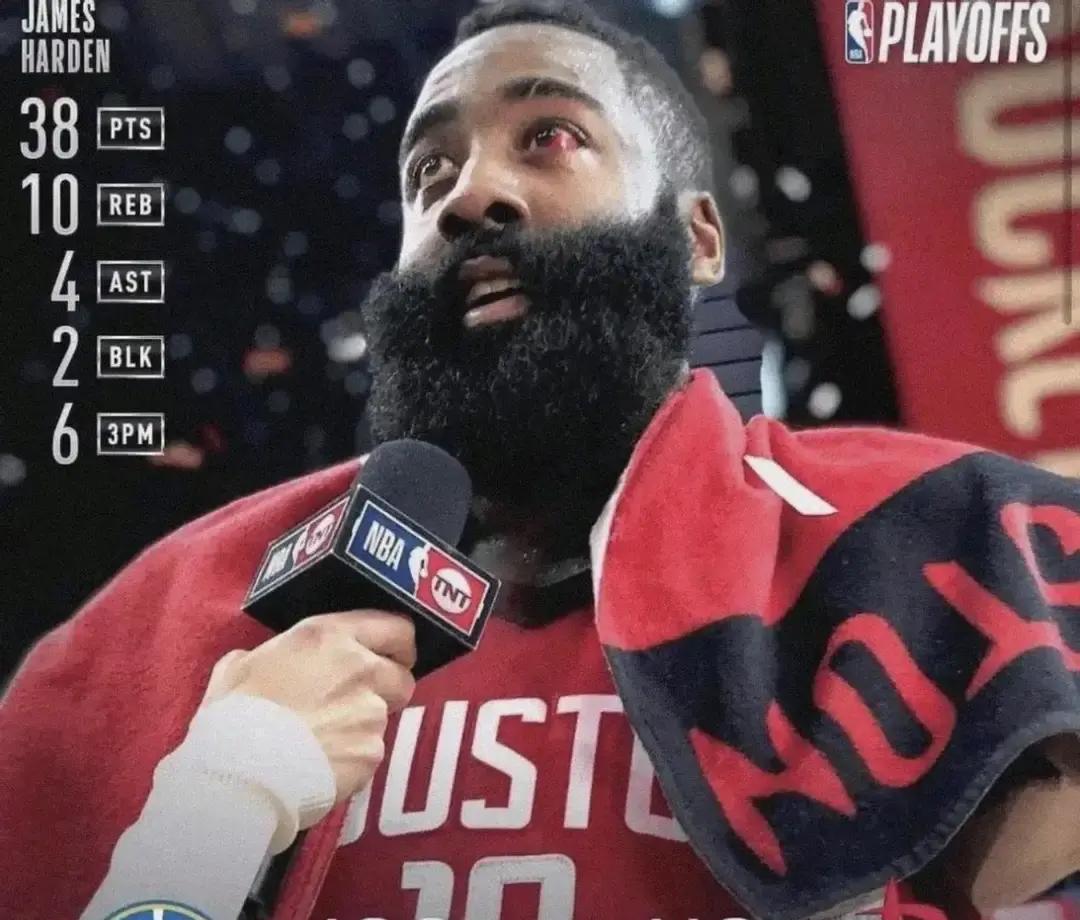 约基奇场均触球破百次！
这哪是打篮球，分明是拿着球在场上画战术板。
传统控卫彻底