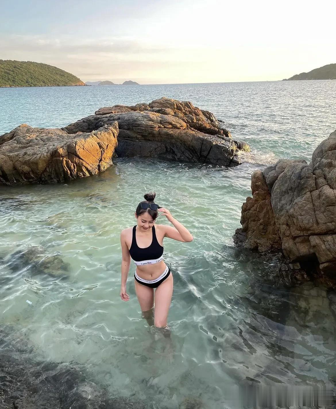 普吉岛的这一个小海湾是真好看，不过俯瞰才能发现它的美妙，几块礁石围成一个海水清澈