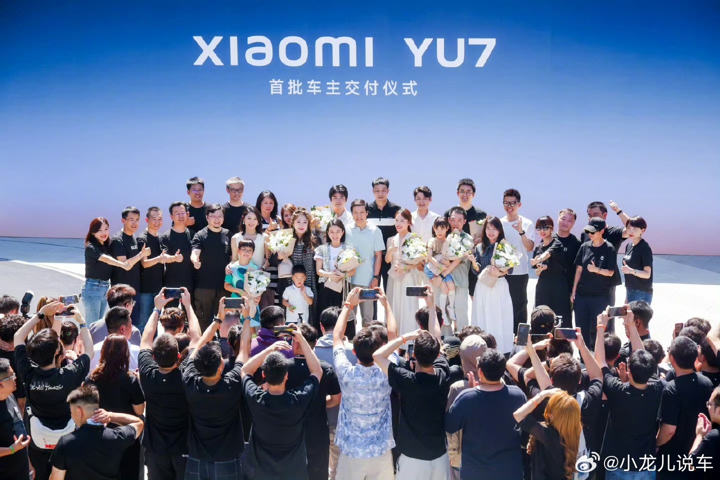 今天小米YU7开始交付首批用户了，雷军这次依然亲自为车主开车门，不一样的是这次未