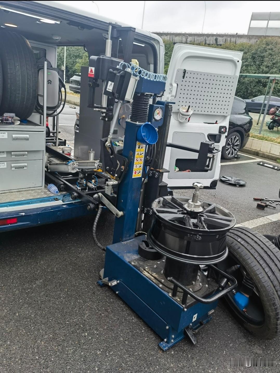 你有没有在高速上爆过胎？等救援两小时，师傅慢悠悠开来，折腾半天收你980！更气人