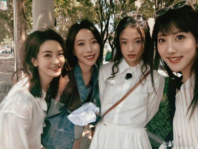 假期中的她们收官 跟家人一起看收官，都在夸作文接力特别！没有耀眼舞台，只有真实心