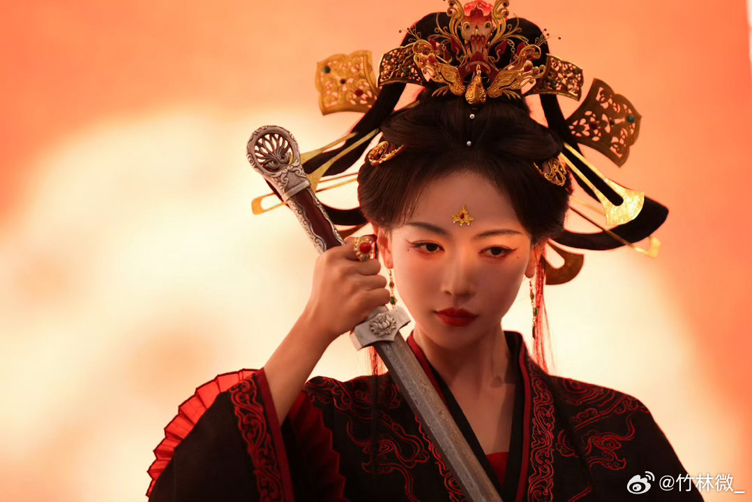 吴谨言女频最严厉的母亲吴谨言适配度拉满，秦长歌造型又美又飒，眉眼自带威严气场，执